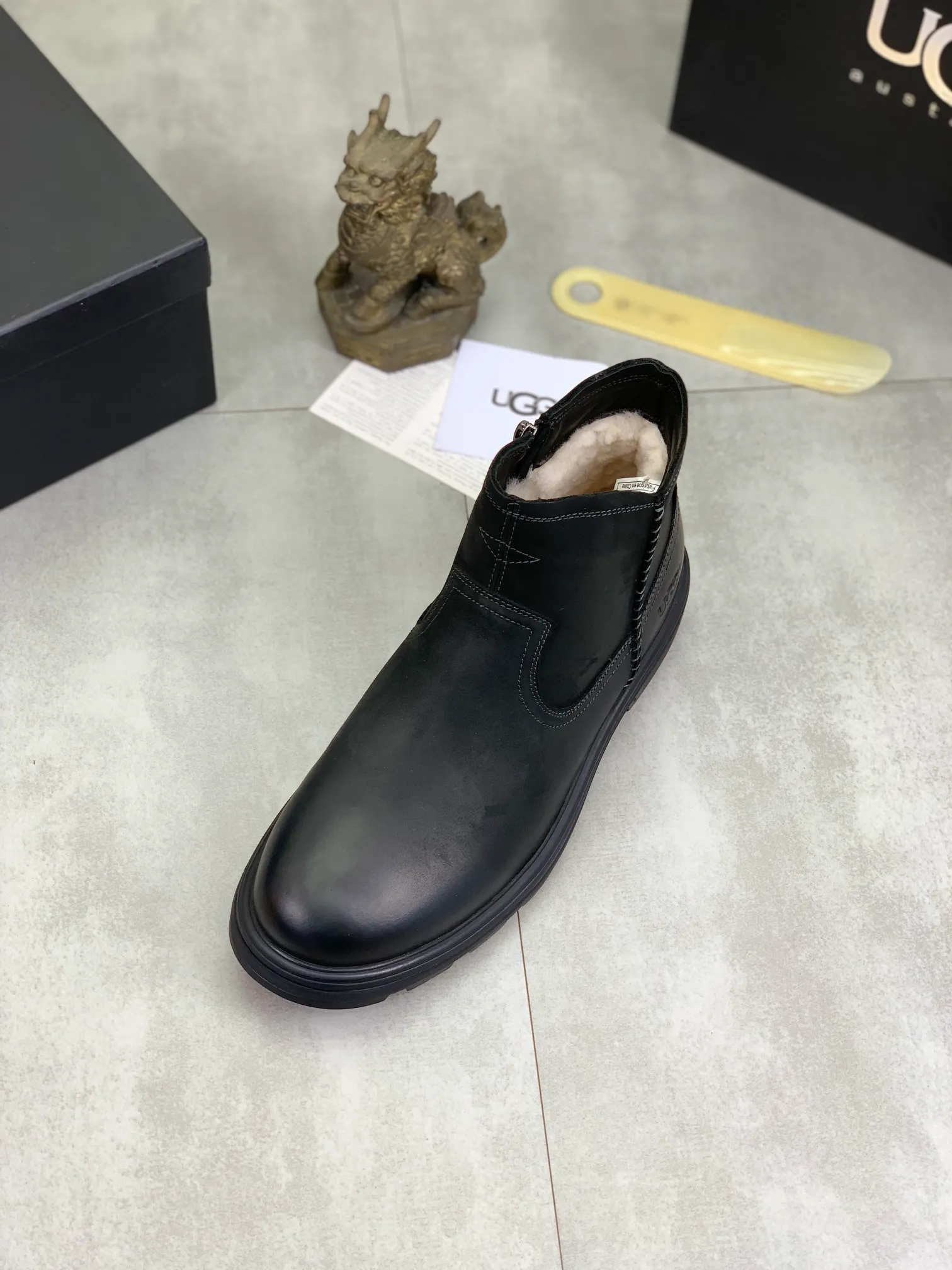 Factory price P640 💶[UGG] (full wool lining) Top-end high-quality fur integrated warm snow boots from Australia's warm luxury men's shoes brand, UGG-5877 official website synchronized, made of imported cowhide, carefully sewn...Imported rubber outsole (comfortable, soft, wear-resistant) The quality is really great...Exquisite workmanship, you can't put it down at first sight, code number: 39-44 Color: 3️⃣colors available